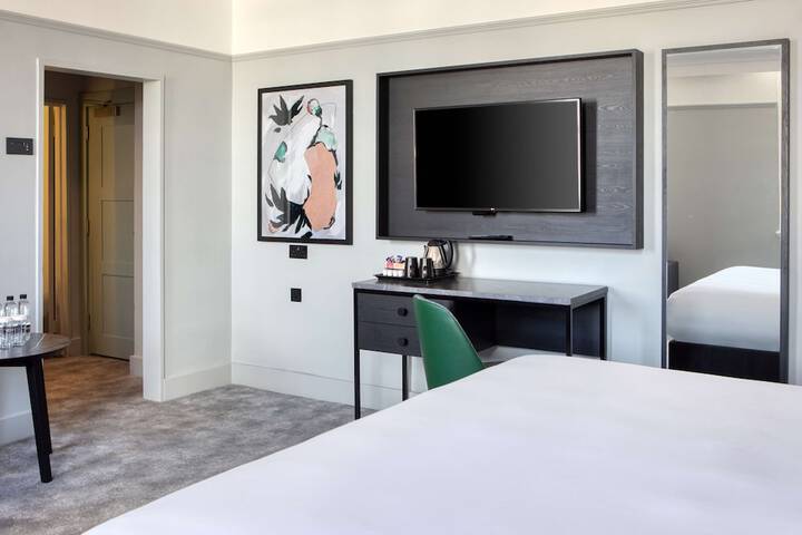 Room 73 of 182