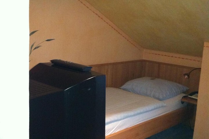 Room 9 of 35