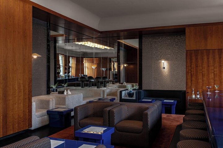 Lounge 105 of 136