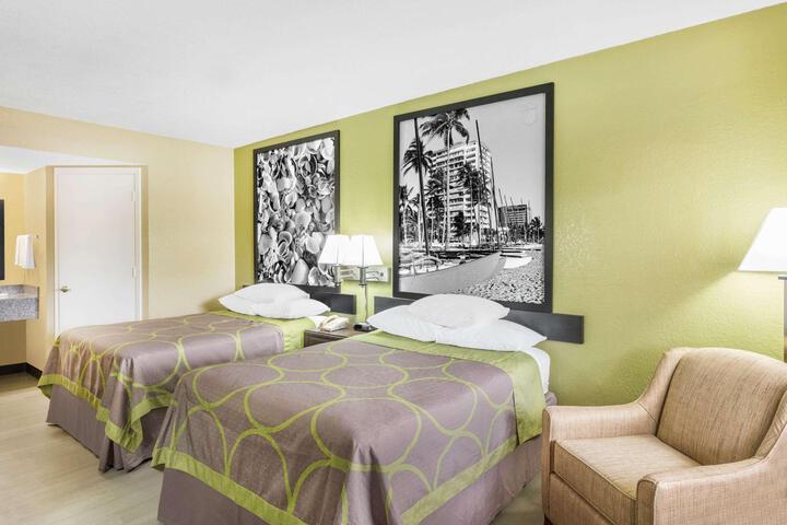 Deluxe Room 2 Double Beds Refrigerator, Microwave and Wetbar (9 of 9)