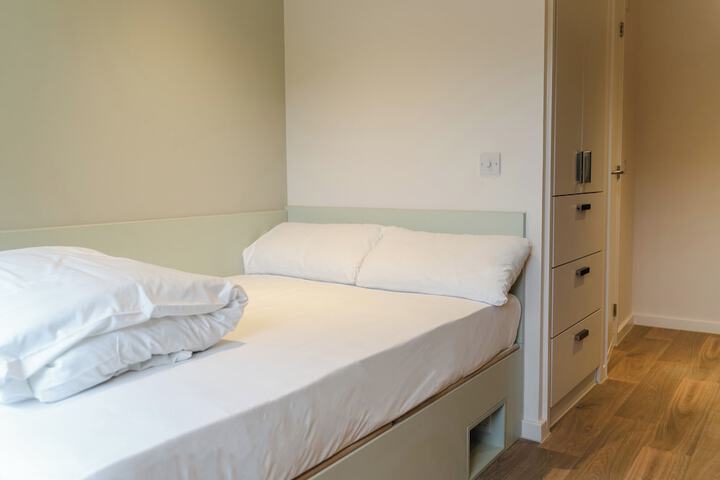 Room 6 of 33