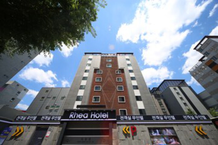 Rhea hotel