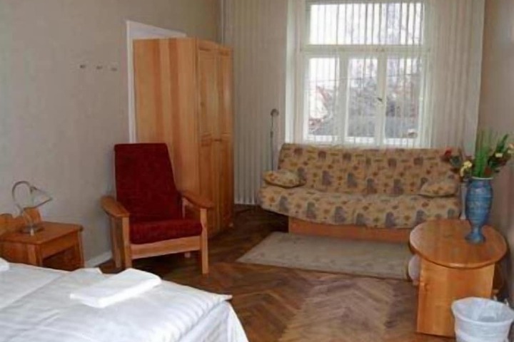 Room 27 of 40
