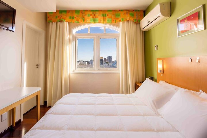 Room 13 of 32