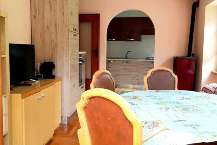 Room 5 of 9