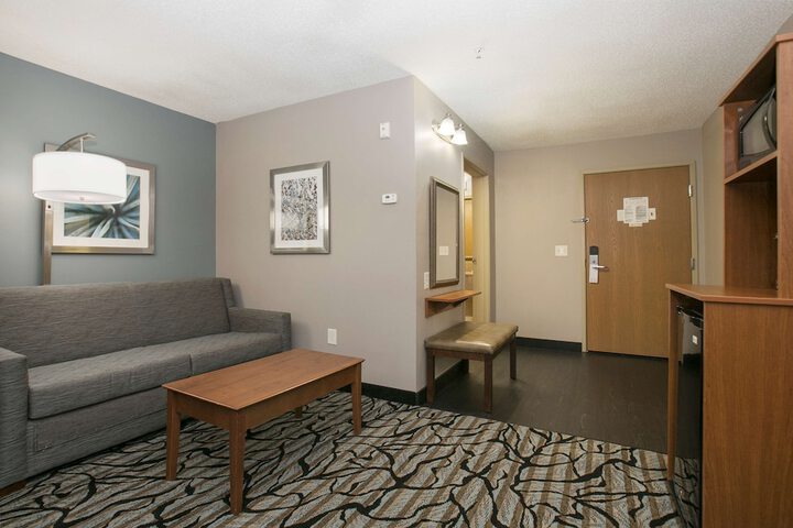 Suite 2 Queen Beds Sofa Bed Microwave and Refrigerator Full Breakfast (6 of 59)