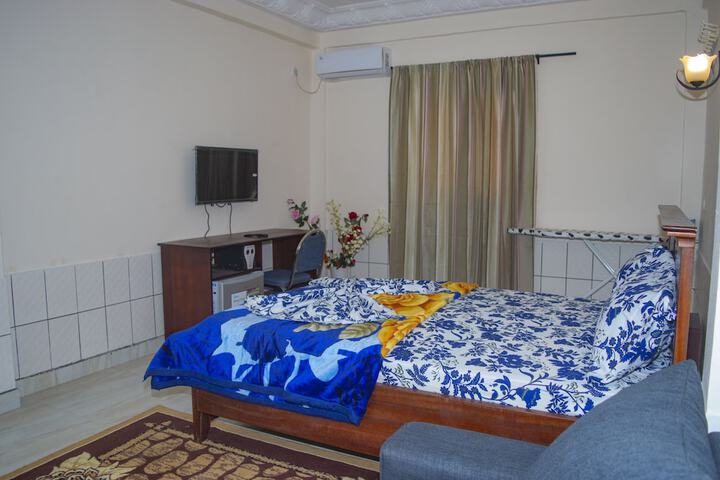 Room 4 of 8