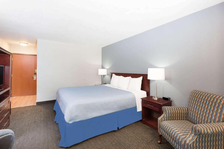 1 King Bed (6 of 7)