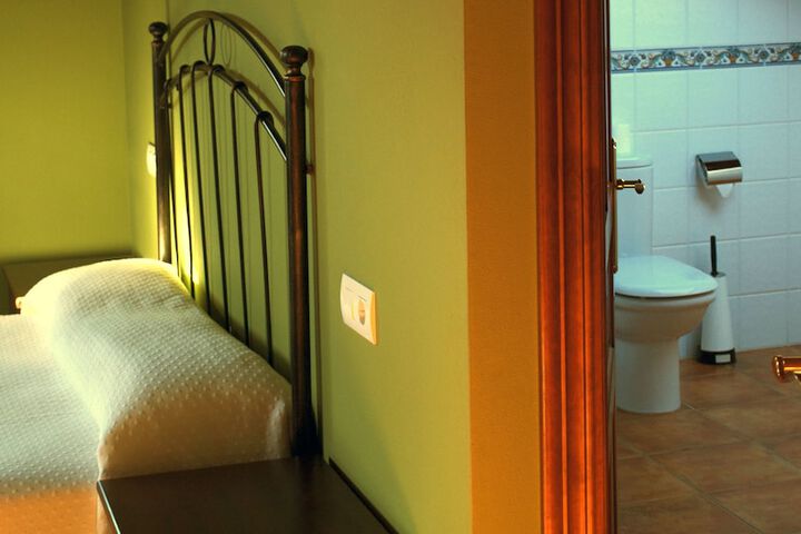 Room 11 of 34