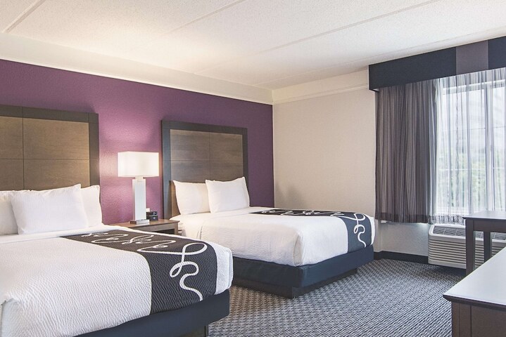 Double Deluxe King Bed (7 of 9)