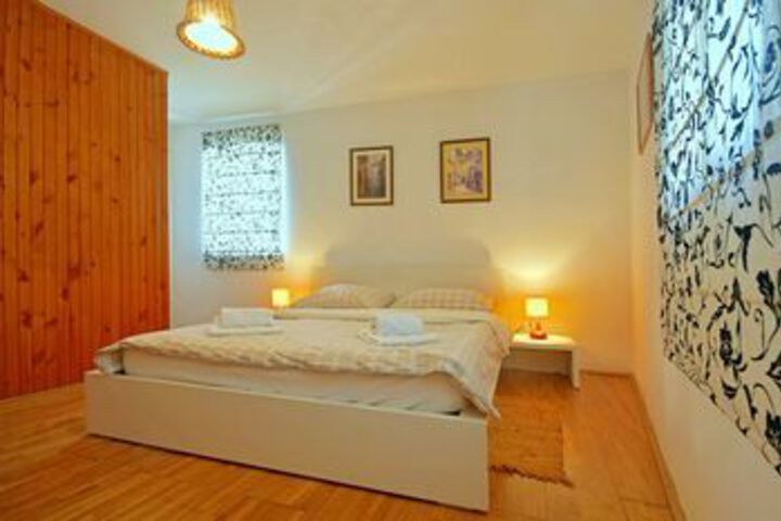 Room 10 of 32