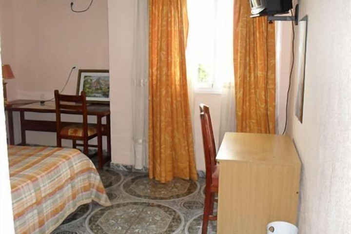 Room 6 of 30