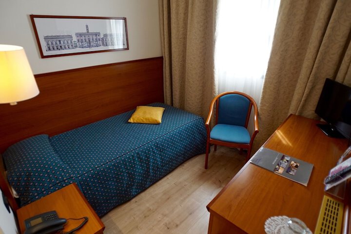 Room 11 of 28
