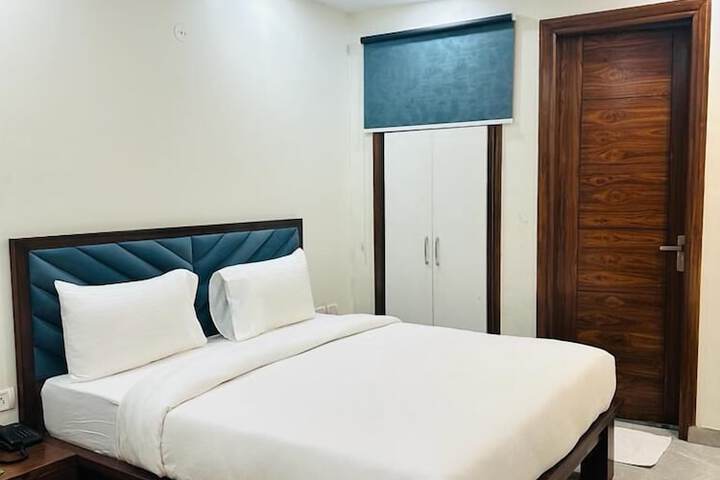 Room 5 of 11