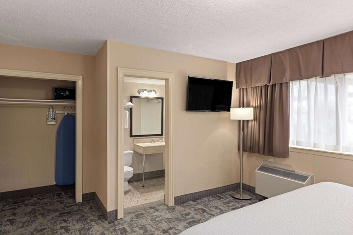 Room 16 of 40