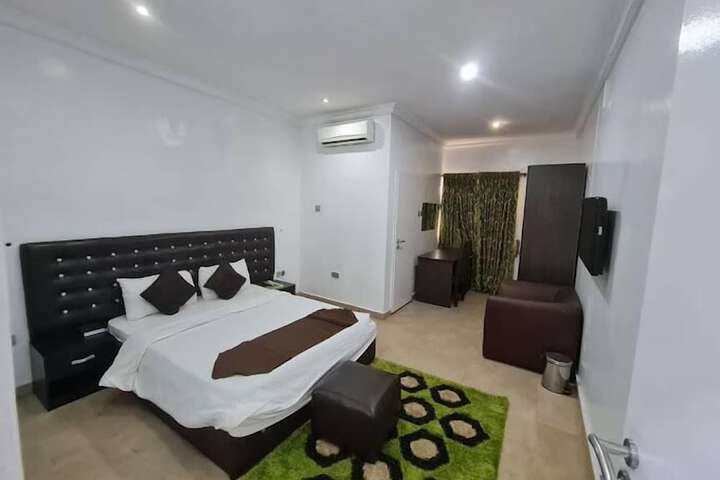 Room 9 of 48