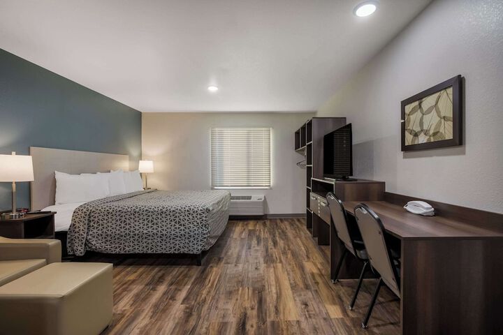 1 King Bed Accessible (3 of 9)