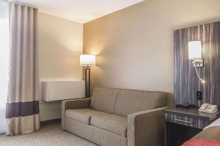 1 Queen Bed (2 of 16)