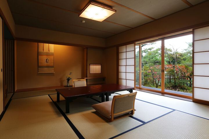Room 28 of 77