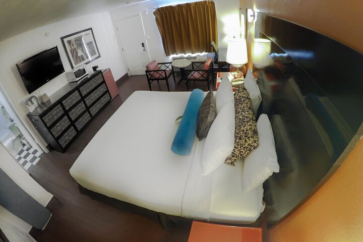 1 King Bed (4 of 5)