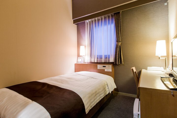 Room 10 of 28