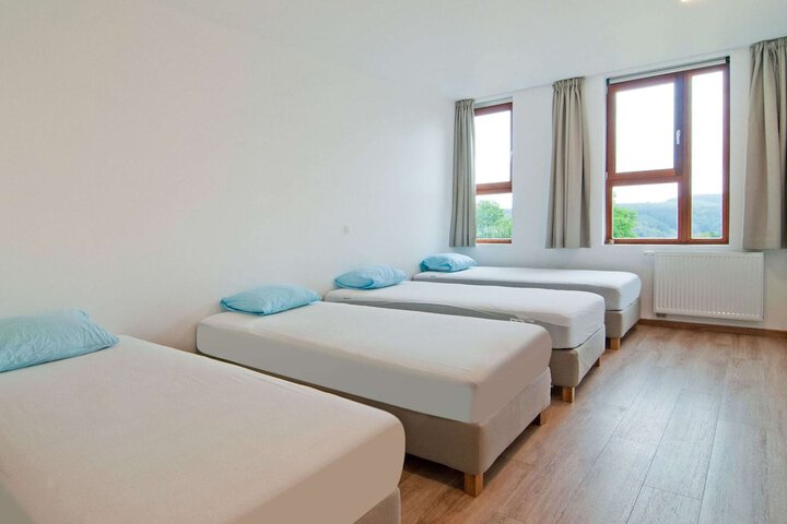 Room 8 of 99