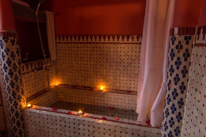Deep soaking bathtub