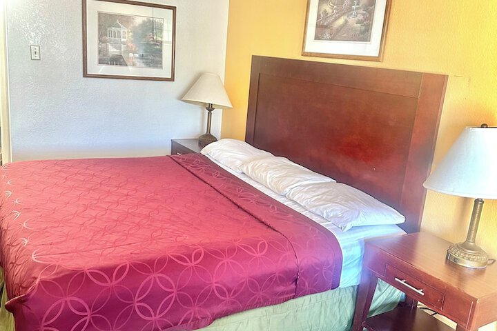 1 King Bed (2 of 6)