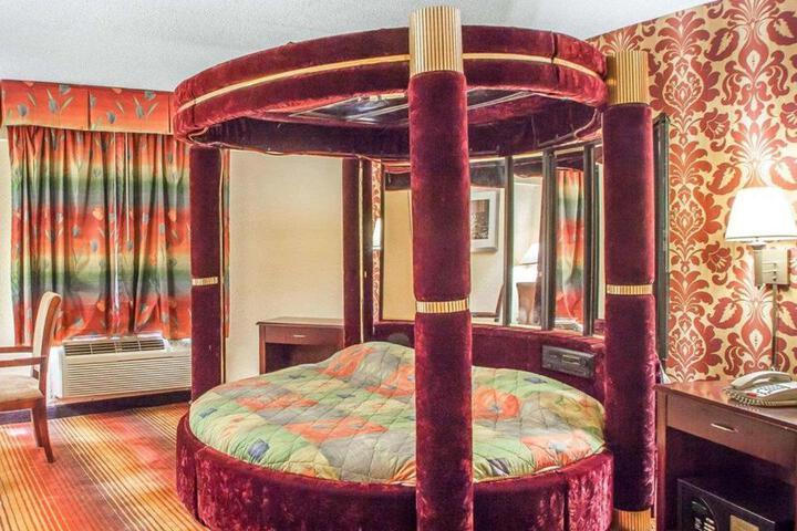 1 Queen Bed Mobility Accessible (3 of 6)