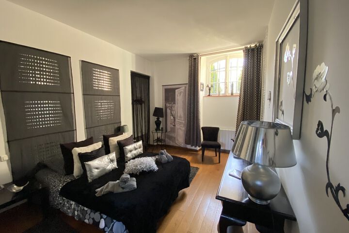 Room 8 of 18