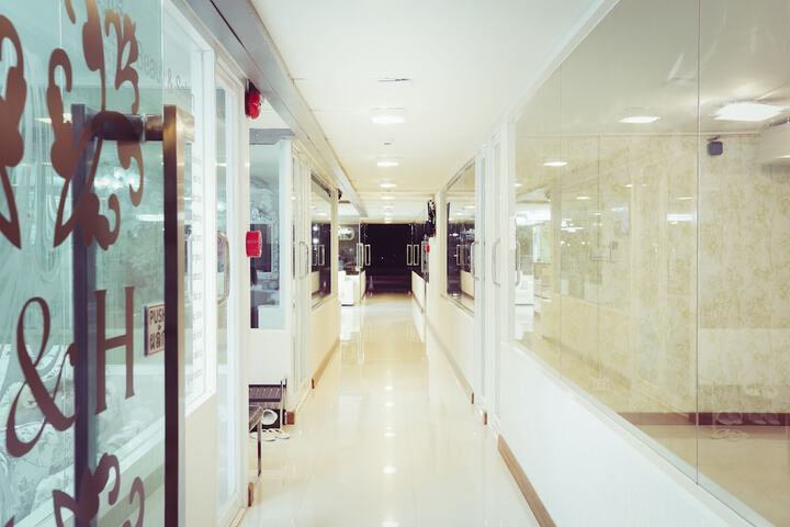 Ballroom/Hall 28 of 31