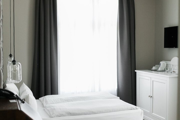 Room 3 of 42