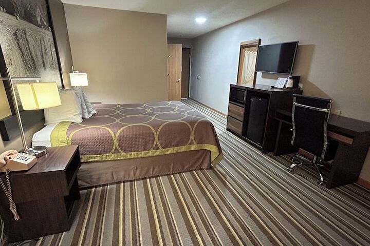 1 Queen Bed (15 of 28)
