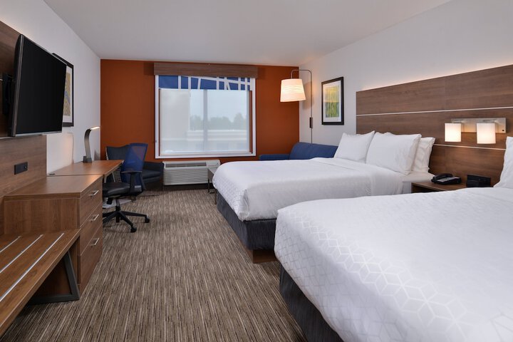 2 Queen Beds Standard Comm Accessible (10 of 13)