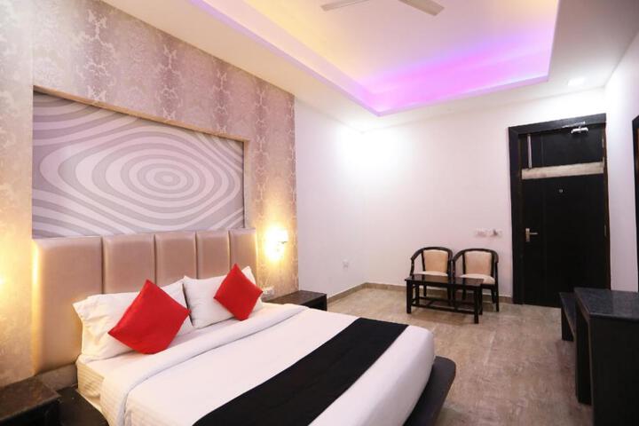 OYO Townhouse 1012 Hotel Dell Inn