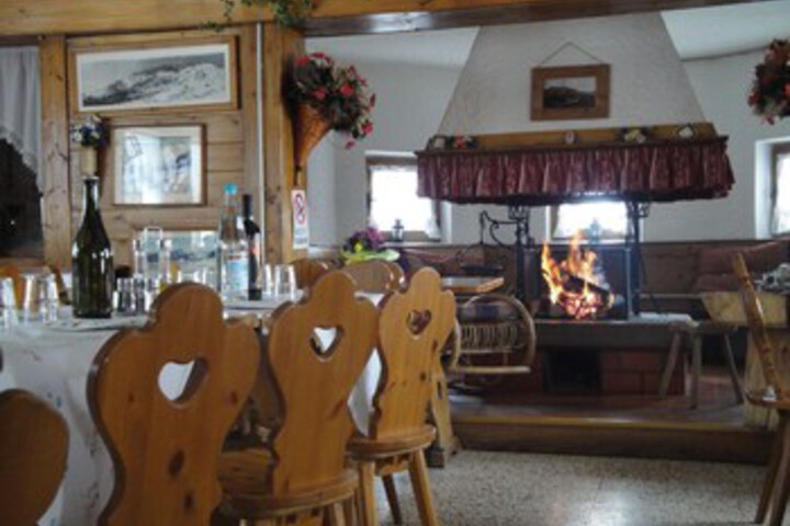 Lounge 11 of 57
