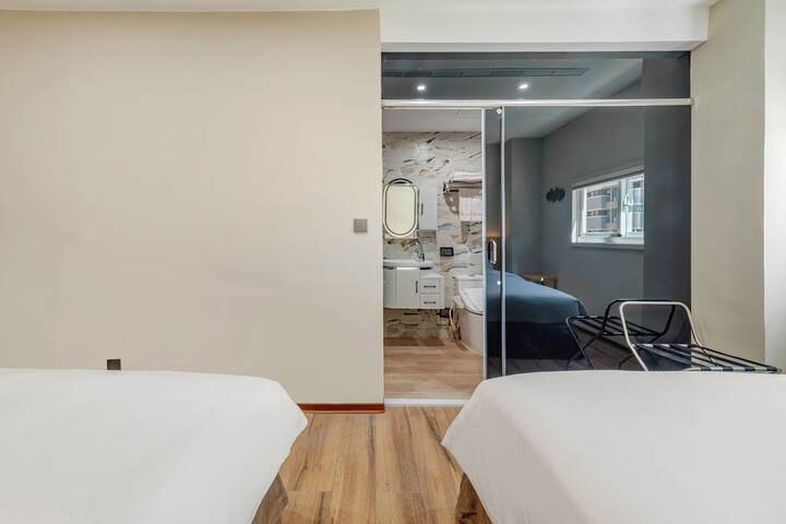 Room 32 of 69
