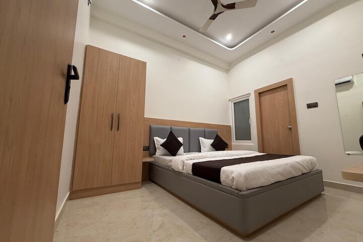 Room 6 of 16