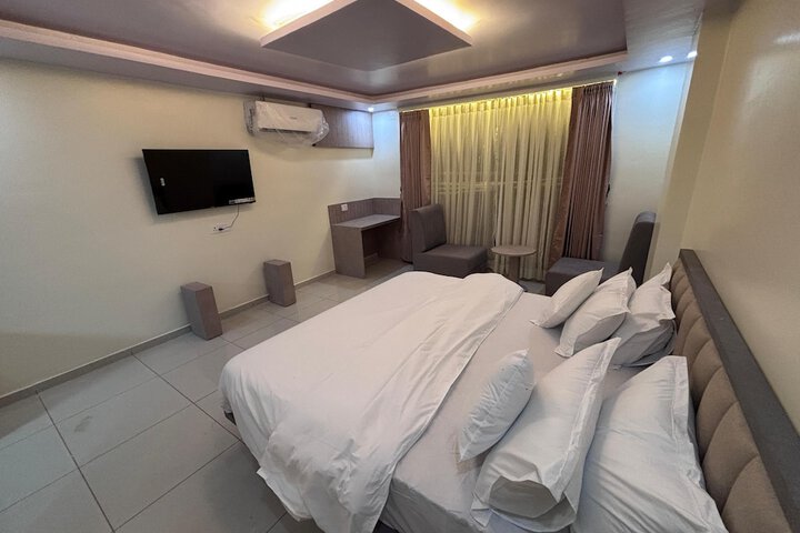 Room 5 of 16