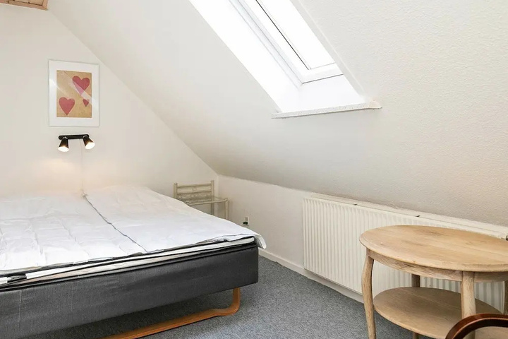 Room 2 of 10