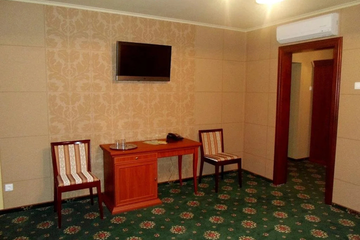 Room 9 of 12