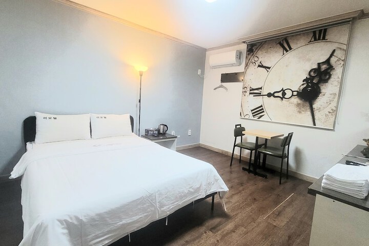 Room 7 of 18