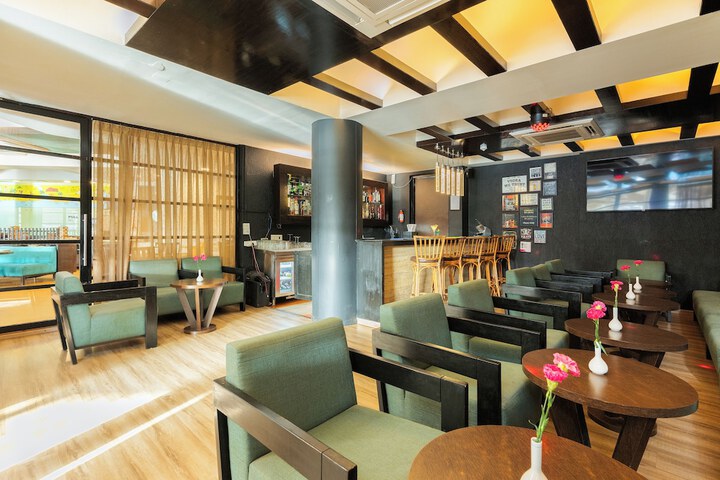 Lounge 83 of 103