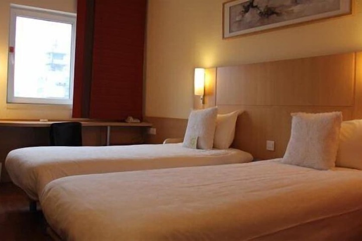 Room 5 of 8