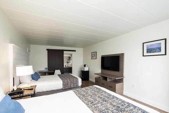 2 Queen Beds Pool View (17 of 43)