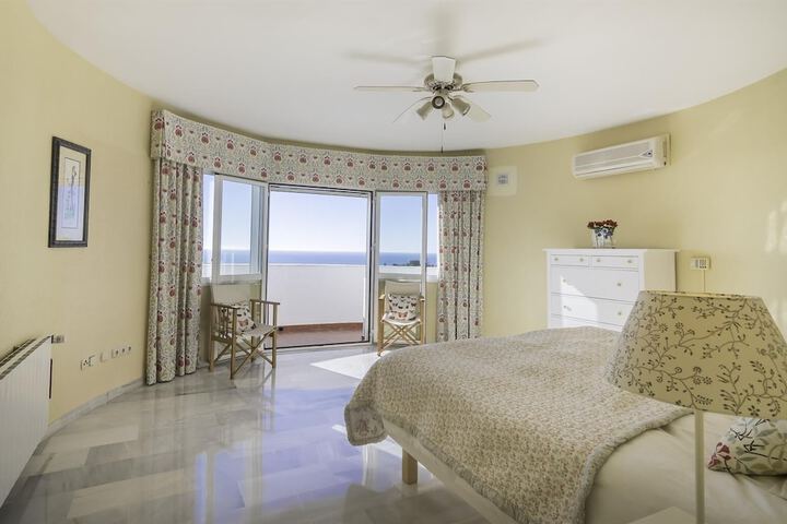 Room 4 of 33
