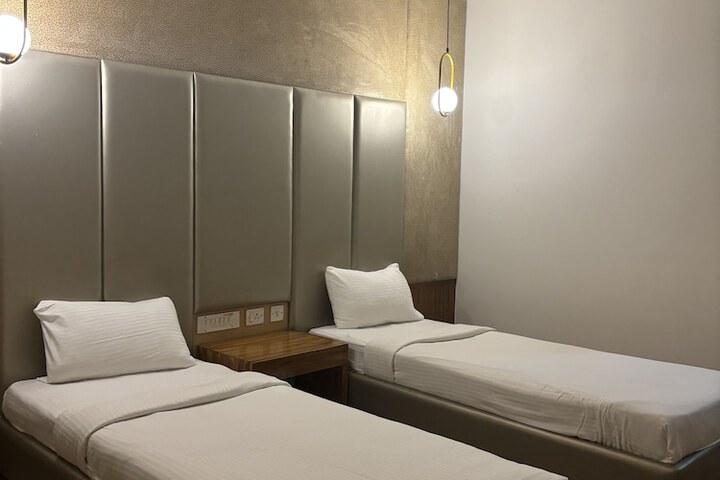 Room 11 of 12