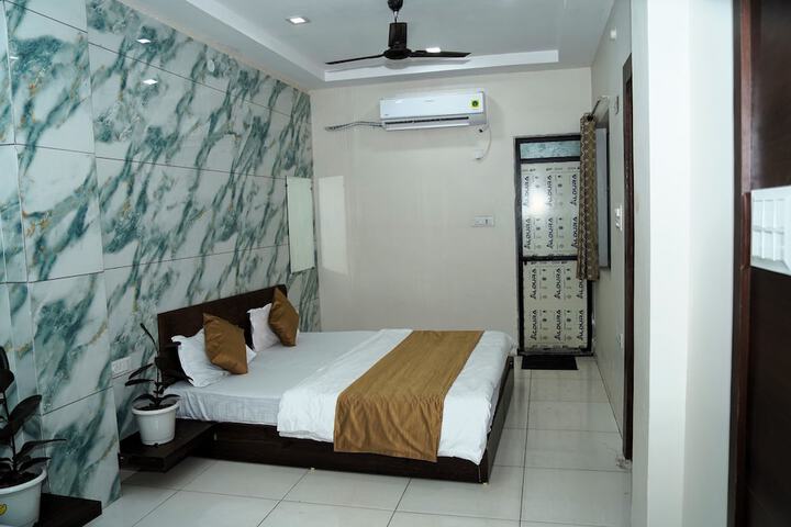 Room 17 of 30