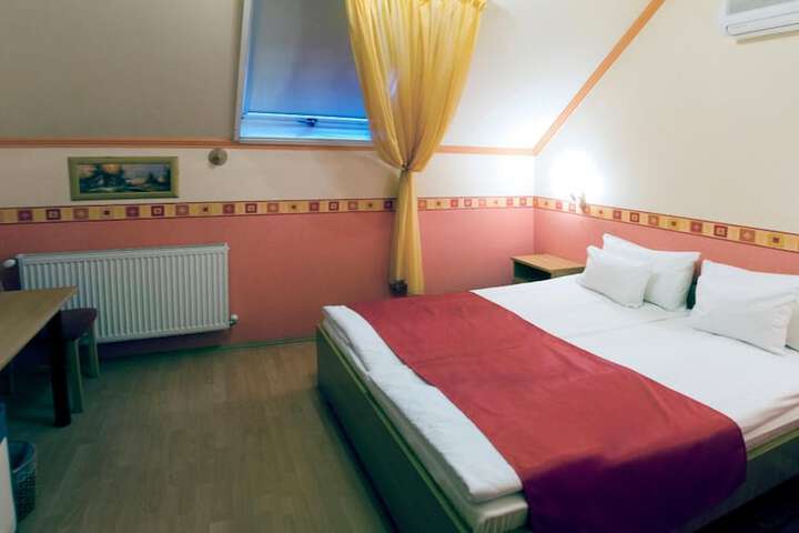 Room 8 of 47