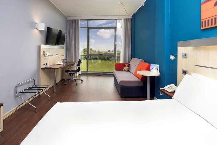 Room 26 of 77